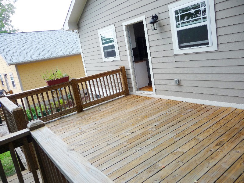deck_in_back_of_house_2